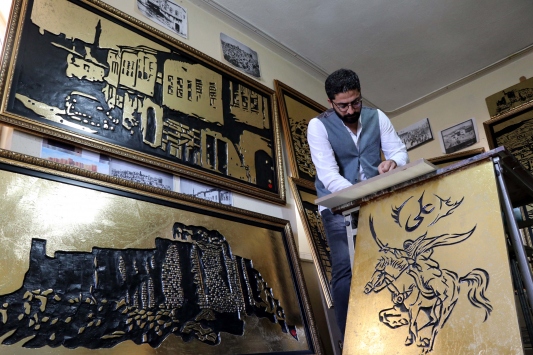 Tarihi Harput Mahallesi'nin asırlık fotoğraflarını ahşaba işliyor