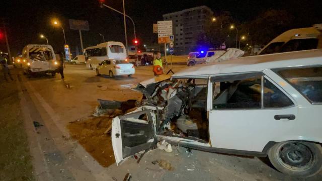 Adana'da otomobil servis aracına çarptı: 1 ölü, 5 yaralı