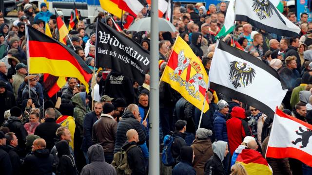 Almanya'da haklarında tutuklama kararı bulunan 568 aşırı sağcı aranıyor