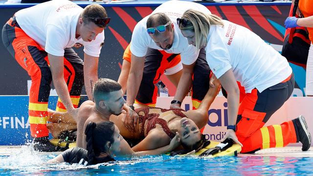 Boğulma tehlikesi yaşayan yüzücüyü antrenörü kurtardı