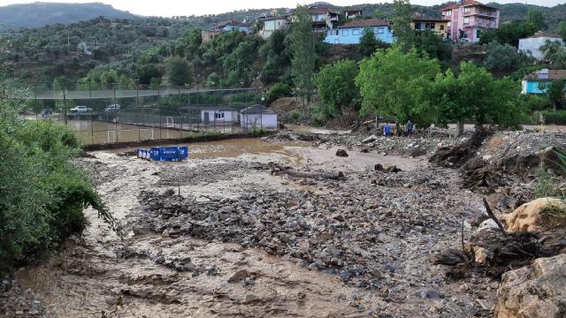 Aydın'da sağanak etkili: Evleri su bastı, iki otomobil sele kapıldı