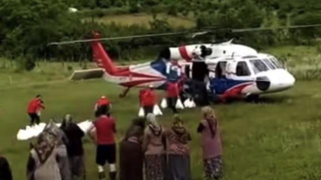 Bartın'da ulaşım bağlantısı kesilen köye TSK helikopteri ile gıda yardımı yapıldı