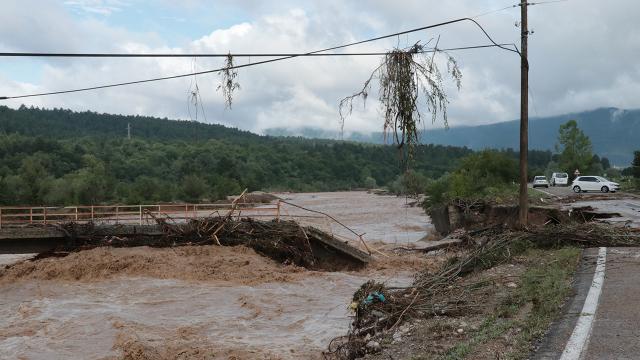 Bolu'yu sağanak vurdu: Yol çöktü, köprüler yıkıldı