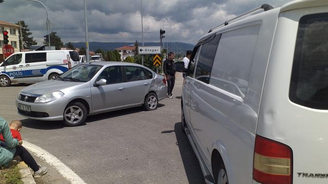 Bolu'da minibüsle otomobilin çarpışması sonucu 2 kişi yaralandı