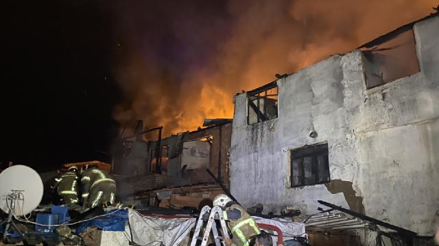 Bursa'da tekstil atölyesindeki yangın 2 eve sıçradı