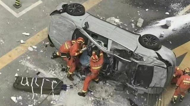Çin'de elektrikli otomobil 3. kattan düştü: 2 ölü