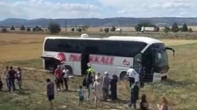 Denizli'de yolcu otobüsü yoldan çıktı: 1 yaralı