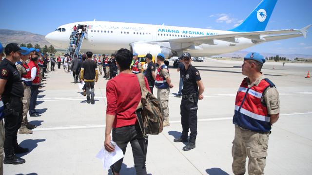 454 düzensiz göçmen daha sınır dışı edildi