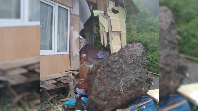 Artvin'de heyelan: Yamaçtan kopan kaya evin duvarını yıktı