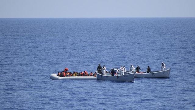 Tunus açıklarında tekneleri batan 72 düzensiz göçmen kurtarıldı