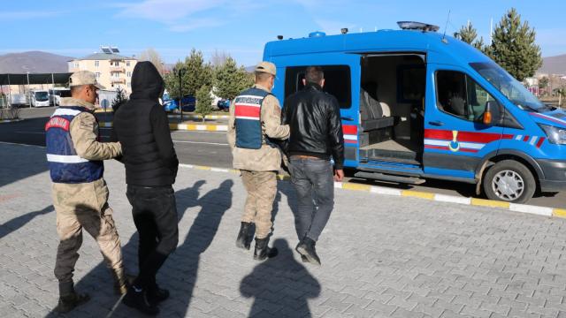 Ardahan'da camiden halı çaldığı iddia edilen 2 zanlı tutuklandı
