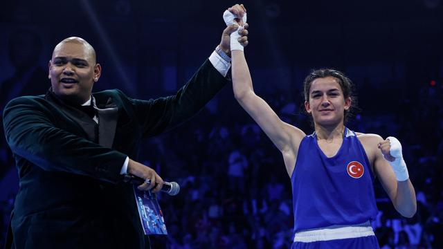 Milli boksör Hatice Akbaş'ın hikayesi "Dangal" filmine benziyor
