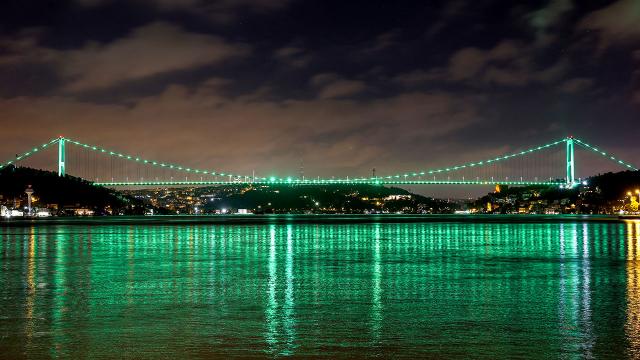 İstanbul'un köprüleri "skolyoz hastalığı" için yeşile büründü