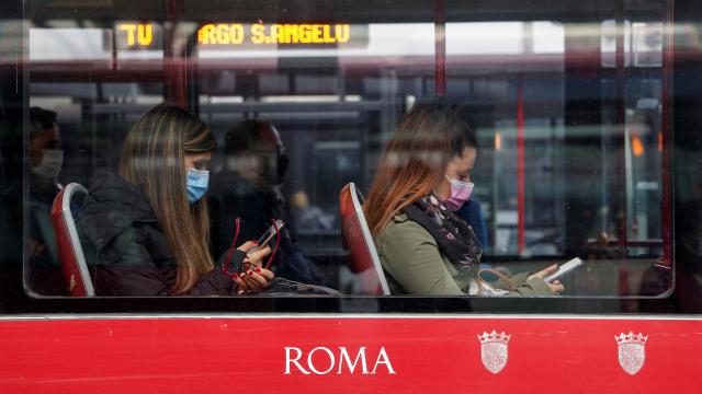 İtalya'da toplu taşımada maske kullanımı zorunlu olmaya devam edecek