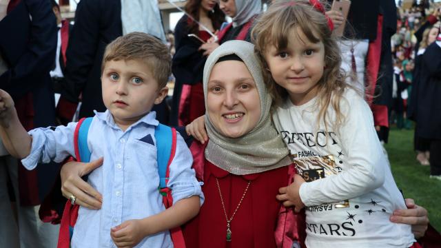 Karabük'te 2 çocuk annesi, mezuniyet sevinci yaşadı.