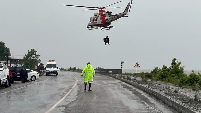 Kastamonu'da mahsur kalanlar bot ve helikopterle kurtarıldı