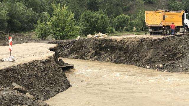 Kastamonu'da yol çöktü: 2 ilçe ulaşıma kapandı