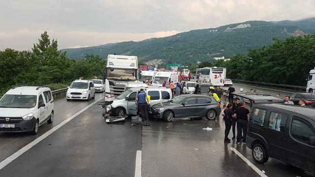 Anadolu Otoyolu'nda zincirleme trafik kazası: 2'si çocuk 8 yaralı