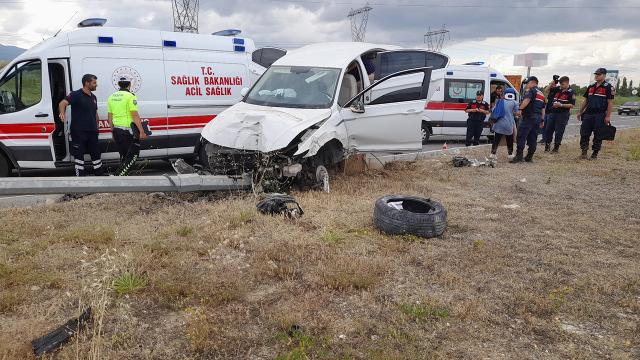Konya'da lastiği patlayan otomobil direğe çarptı: 6 yaralı