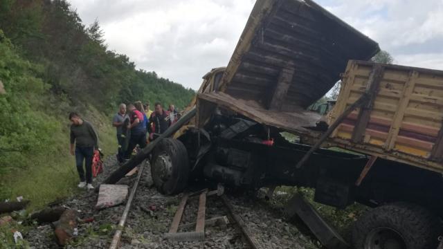 Zonguldak'ta kamyon demir yoluna yuvarlandı: 2 ölü, 2 yaralı