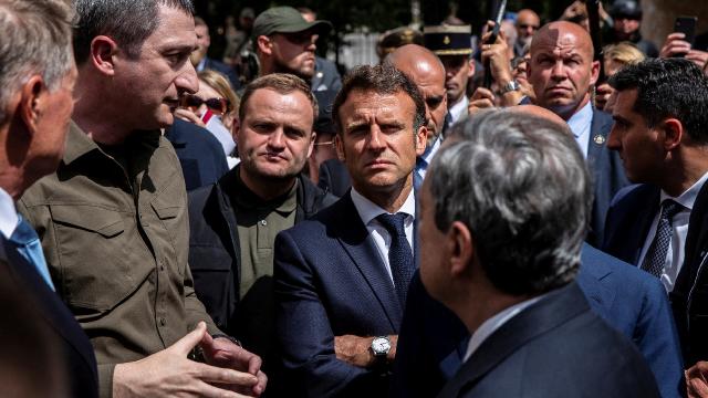 Macron: Irpin `barbarlığın izlerini` taşıyor