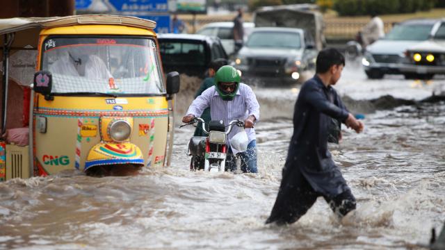 Pakistan'da şiddetli yağışların yol açtığı sel ve heyelanda 7 kişi öldü