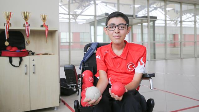 Paralimpik Boccia Milli Takım oyuncusu Ateş sporda engel tanımıyor