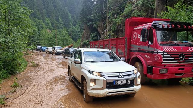 Rize'de şiddetli yağış etkili oldu: Araçlar çamura saplandı
