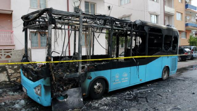 Sivas'ta park halindeki otobüs alev aldı