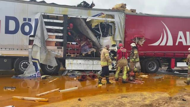 Beykoz'da zincirleme kaza: 2 tır ile 1 minibüs çarpıştı
