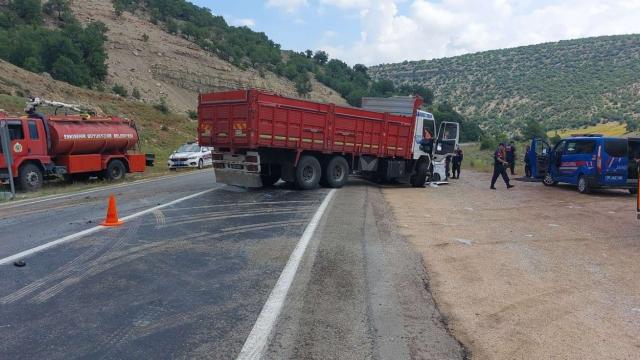 Eskişehir'de kamyonla çarpışan aracın sürücüsü yaşamını yitirdi