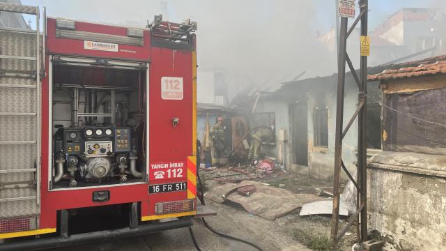 Bursa'da yangın sonucu bir ev kullanılamaz hale geldi