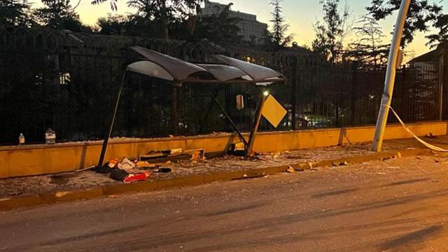 Ankara'da otomobil otobüs durağına çarptı: 6 yaralı