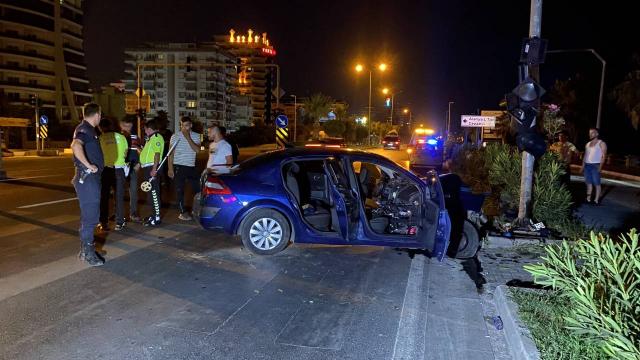 Antalya'da otomobil direğe çarptı: 1 ölü, 3 yaralı
