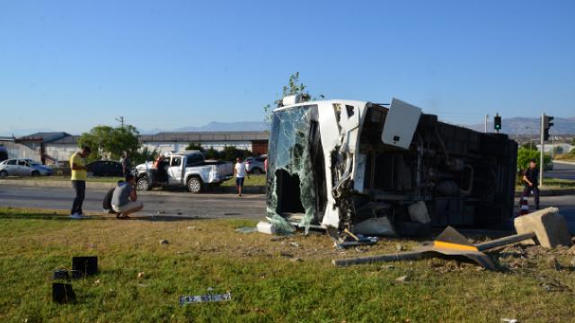 Antalya'da midibüsle kamyonet çarpıştı: 5 yaralı