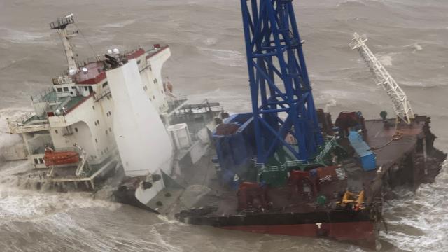 Hong Kong açıklarında alabora olan gemideki 12 kişinin cesedi bulundu