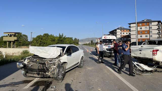Erzurum'da 3 aracın karıştığı kazada 4 kişi yaralandı