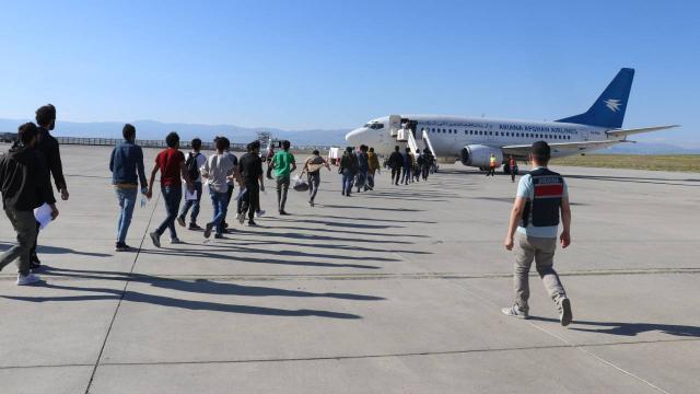 Ağrı'da yakalanan 106 düzensiz göçmen ülkelerine gönderildi