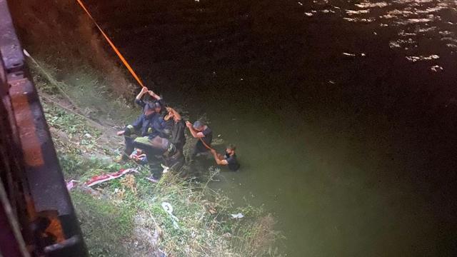 Asi Nehri'ne düşen kadını yoldan geçen iki kişi kurtardı