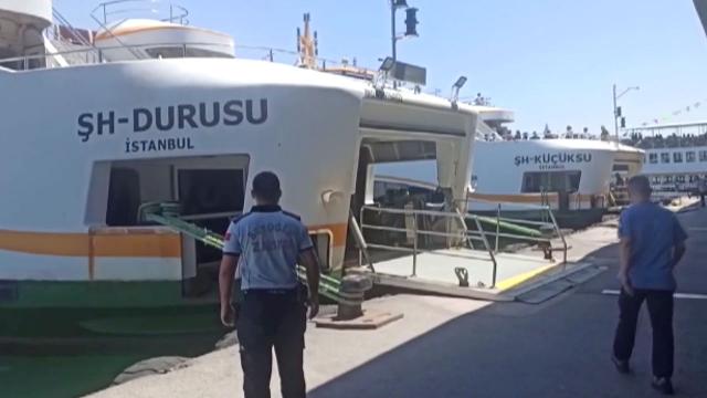 Şehir hatları vapuru Karaköy iskelesine çarptı: 7 yaralı
