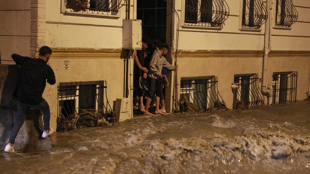 İstanbul'da evleri su basana 5 bin, iş yerlerini su basana 10 bin lira verilecek