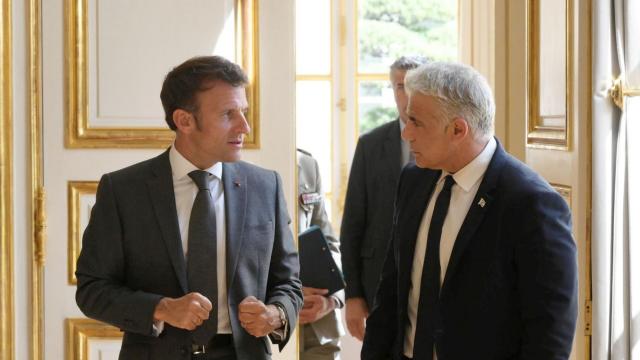 Fransa Cumhurbaşkanı Macron İsrail Başbakanı Lapid ile görüştü