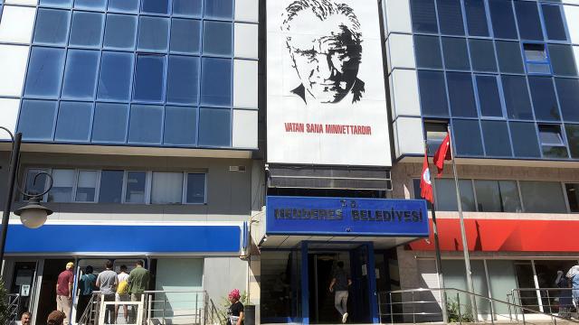 İzmir'de yolsuzluk operasyonu: Menderes Belediye Başkanı gözaltında