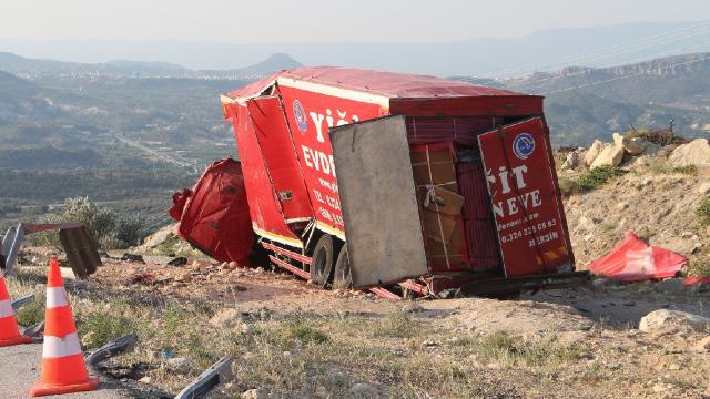 Mersin'de nakliye kamyonu yoldan çıktı: 4 ölü