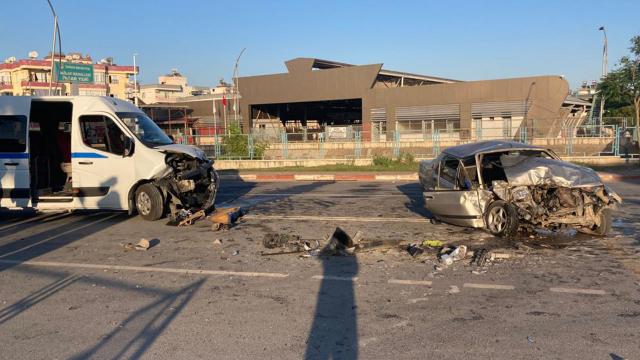 Mersin'de otomobil ile minibüs çarpıştı: 1 ölü, 3 yaralı
