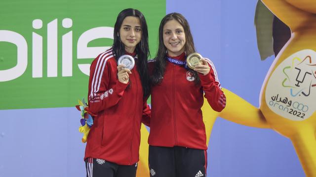 Milli yüzücülerden bir altın bir gümüş madalya