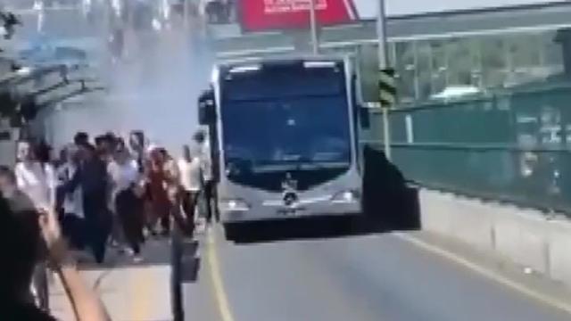 Arızalanan metrobüsün yolcuları tahliye edildi