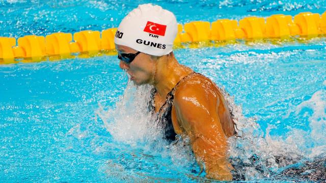 Milli yüzücü Viktoria Zeynep Güneş'ten bronz madalya