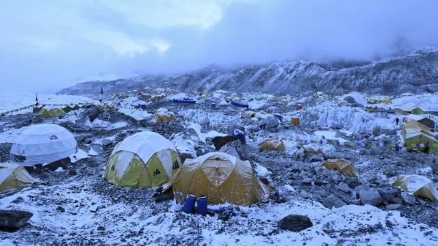 Pakistan'da zirve dönüşü iki dağcı ile iletişim kesildi, bir dağcı kayboldu