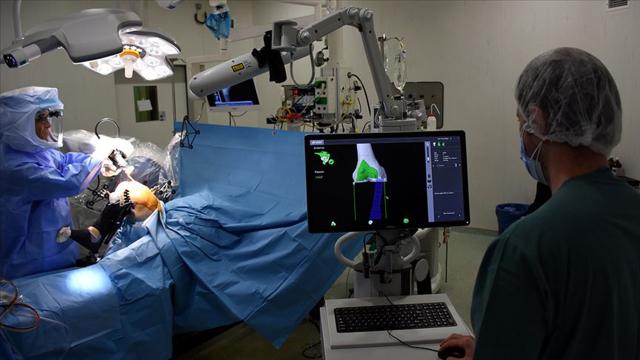 Dünyada bir ilk: Kitle, sırttan robotik cerrahi ile çıkarıldı